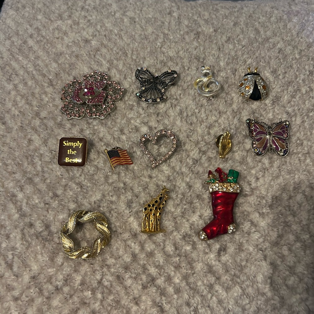 Vintage Assorted Women's Brooch Set